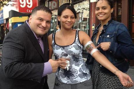 Des salariés se font tatouer le logo de l’entreprise en échange d’une augmentation rapid-realty-tatoo-05