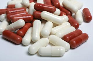 Trois remèdes pour calmer les angoisses existentielles des électeurs : le Sarkozyl ® et le Hollandol ® ou la corde...