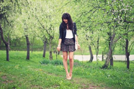 Perfecto-Joes-Debardeur-Sweewe-Jupe-Sandro-Ballerines-nude-Topshop