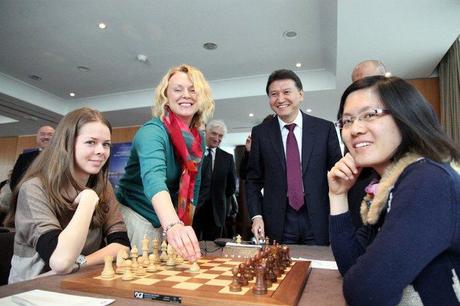  Elena Timtchenko effectue le premier coup symbolique 1.e4 de la partie Kosinseva-Hou Yifan © Site officiel 