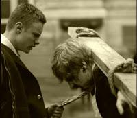 College boy : la violence n'éduque pas les consciences