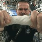 Que se passe-t-il lorsqu’on essore une serviette dans l’espace ?