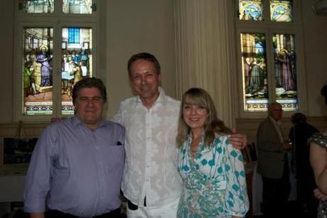L'éditeur Guy Boulianne, les auteurs Denis-Martin Chabot et Francine Minville, lors du concert bénéfice organisé pour la Société littéraire de Laval, au Québec.