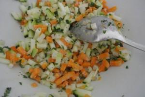Salade de haddock, faîtes blanchir courgettes et carottes