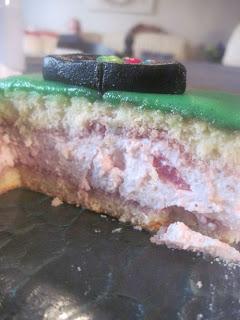 Gâteau billard (fraisier recouvert de pâte d'amandes)
