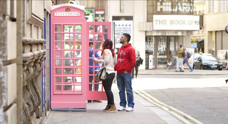 Benefit transforme des piétons ordinaires en stars du Rock
