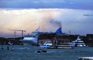 Navire de croisière et sa pollution athmosphérique - photo Luciano Mazzolin