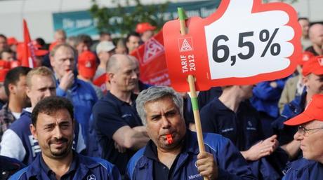 Des salariés de Mercedes manifestent à Kassel (Allemagne), le 2 mai 2012.