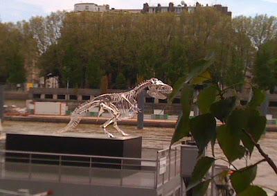 Paris :  Tyrannosaurus Rex de Philippe Pasqua - Embarcadère de la Compagnie des Bateaux-Mouches - Port de la Conférence - Paris 8
