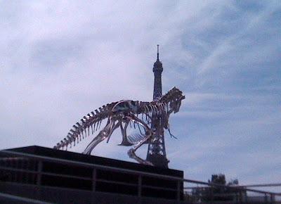 Paris :  Tyrannosaurus Rex de Philippe Pasqua - Embarcadère de la Compagnie des Bateaux-Mouches - Port de la Conférence - Paris 8