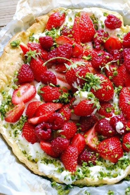 Le vendredi c'est retour vers le futur… Et toujours en courant, tarte croustillante aux fraises, mascarpone, pistaches et sirop acidulé…