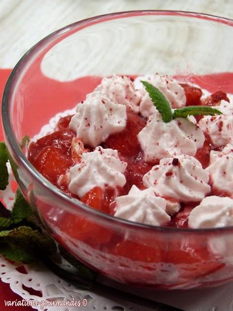 Verrines de fraises de Carros et crème légère de mascarpone à la rose.