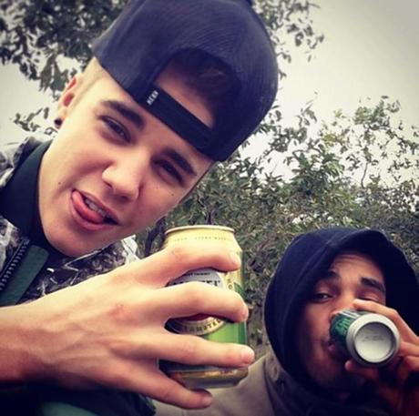 PHOTO Justin Bieber trop fier de boire de la bière