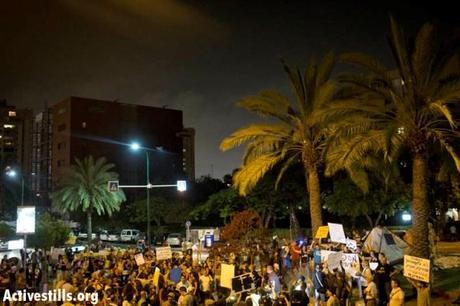 Manifestation devant la maison de Lapid, jeudi soir (Oren Ziv / Activestills)