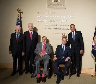 Barack Obama fait les oreilles de lapin à George W. Bush