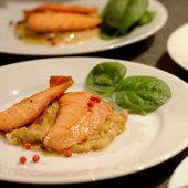 Coeur de saumon fumé snacké, étuvée de poireaux et poudre de cèpe