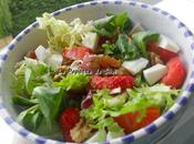 Juste envie d'une petite salade change salade/fraises/feta/noix
