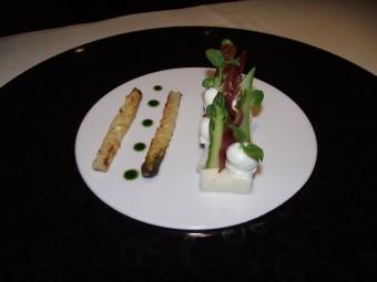 Le Gavroche Panna cotta d’asperges blanches et vertes jambon crispy et mousse au parmesan 340x255