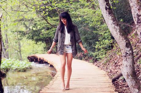 Veste-kaki-fripes-Chemisier-VJStyle-Short-Delia-et-Ayden-Ballerines-Topshop