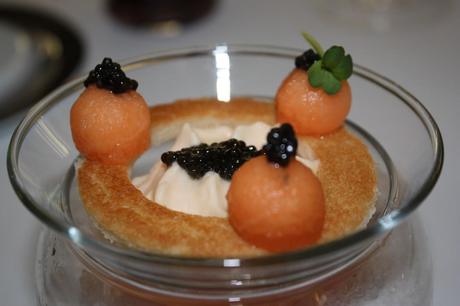 Champagne G.H.Mumm Perles de caviar dAquitaine melon sur glace
