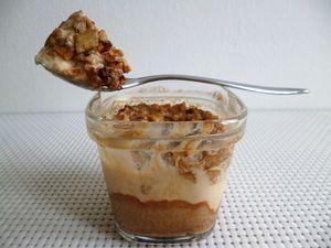 yaourts maison diététiques et leur crumble pomme caroube (sans sucre) P1020003