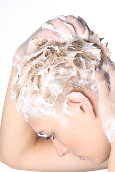 faire un shampoing anti-chute aux huiles essentielles