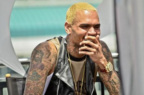 Chris Brown mort de rire à la conférence de presse des BET Awards 2013