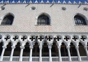  Restaurateurs grimpeurs sur la façade du Palais Ducal