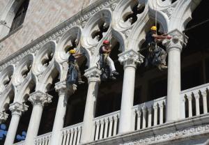  Restaurateurs grimpeurs sur la façade du Palais Ducal
