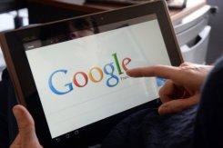 Le logo de Google apparaît sur une tablette