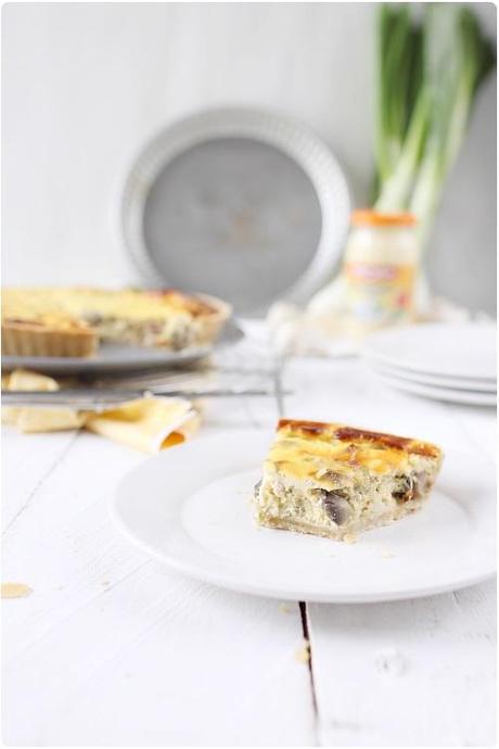 Quiche aux oignons nouveaux, champignons et lardons fumés