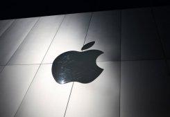 Le logo d'Apple photographié sur un magasin de San Francisco, en Californie