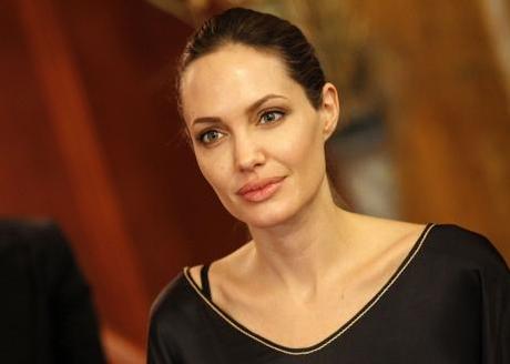 La révélation de la double mastectomie d’Angelina Jolie est-elle vraiment un message d’espoir pour les femmes ?