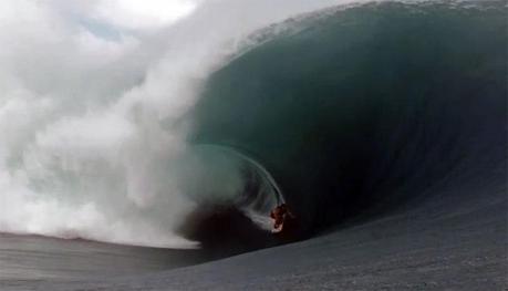 Session Surf avec les grosses vagues de Teahupoo
