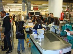 Contre la réforme Fillon des retraites distribution aux caisses de Carrefour Montreuil