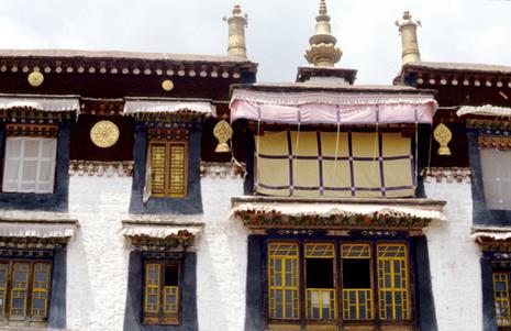 tibet-lhassa-drepung-facades.1208849886.jpg