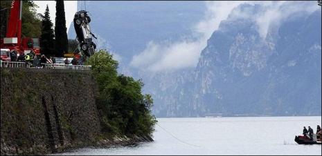 La voiture de James Bond plonge dans le lac de Garde