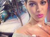 Anges Ayem envoie coeurs direction d'NRJ12