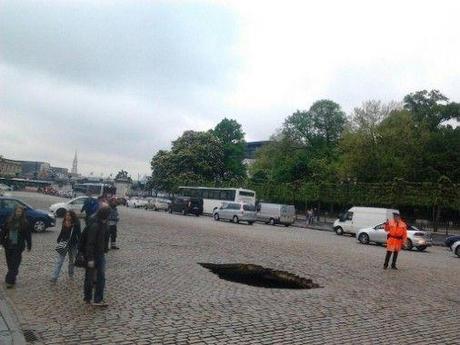 Bruxelles : Un sinkhole devant le palais royal