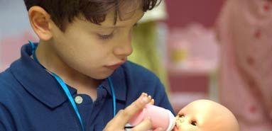 La Chronique de Flo : Filles et Jeux-vidéos boy-with-doll