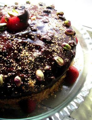 Gâteau au chocolat, fraises, amandes et éclats de pistache végétaLien