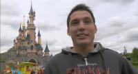 Aleix Espargaro devant le Chateau à Disneyland Paris