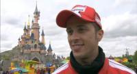 Andrea Dovizioso devant le Chateau à Disneyland Paris