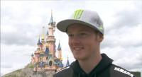 Bradley Smith devant le Chateau à Disneyland Paris