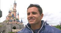 Randy de Puniet devant le Chateau à Disneyland Paris
