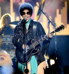 PRINCE RETOURNE A L’AFRO ET AUX CHEVEUX NATURELS LORS DE LA CEREMONIE DES BILLBOARD MUSIC AWARDS