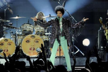 BILLBOARD MUSIC AWARDS : PRINCE RETOURNE A L'AFRO ET AUX CHEVEUX NATURELS LORS DE LA CEREMONIE
