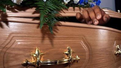 UN HOMME MORT NE L’ETAIT PAS… IL RESSUSCITE A SON ENTERREMENT Brighton Dama Zanthe - il ressuscite à son enterrement