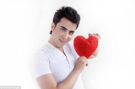 AHMED ANGEL : LE MANNEQUIN IRAKIEN QUI CREE LE BUZZ GRACE A SON STYLE ET SES PHOTOS SUPER KITSCH