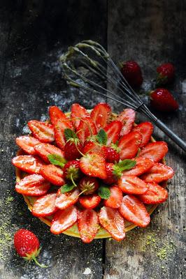 C'est le temps des fraises et forcément des tartes aux fraises ! Tarte aux fraises et pistaches au menu !